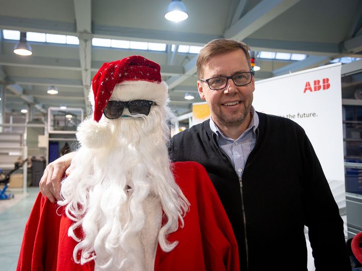 Robottipukki ja VAMKin konetekniikan lehtori Mika Billing. Ensimmäiset prototyypit voisivat sopia esimerkiksi kevyeen tonttuiluun. Kuva: Anssi Turunen