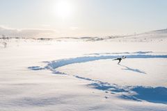 Luonnonjää eroaa ominaisuuksiltaan paljon tekojäästä, tehden luistelusta haastavamman. Photocredit: Kai Kuusisto / Red Bull Content Pool