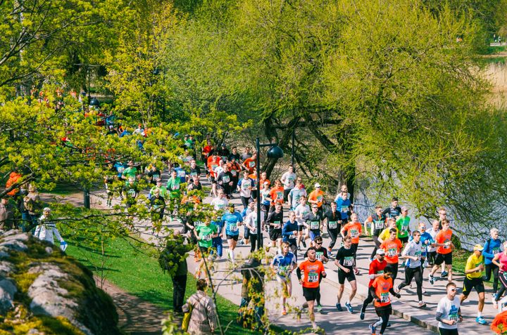 Juoksijoita Töölönlahdella Helsinki City Run -tapahtumassa. Kuva: Jussi Hellsten