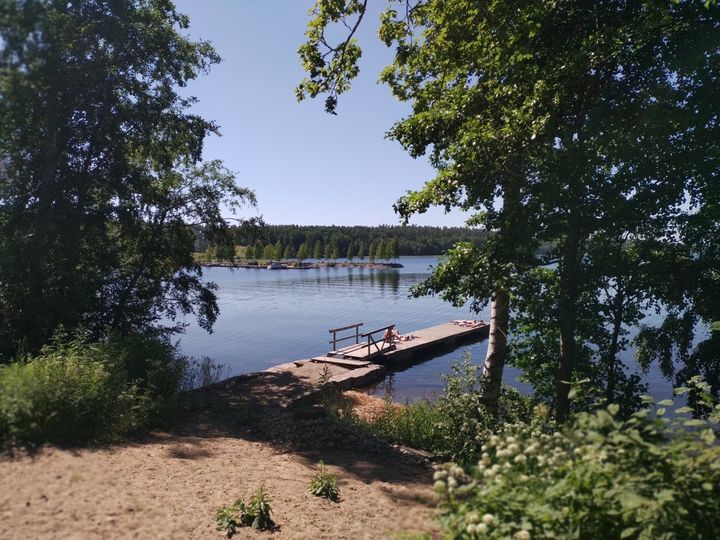 Pien-Saimaalta on tehty yleisöhavaintoja sinilevistä, mutta Sunisenselän vesi näytti vielä kirkkaalta.