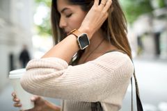 Uusi Fitbit Blaze tarjoaa entistä paremman kuntoilukokemuksen. Monipuolisessa kellossa on sisäänrakennettu valmennus, sykemittaus, linjakas muotoilu, helposti vaihdettavat rannekkeet sekä älykkäät ominaisuudet jatkuvaan yhteydenpitoon.