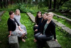 Rita-tutkimusryhmä: Marjo Kuronen (vas.), Elli Jutila, Ulla Salovaara, Teija Karttunen ja Miisa Törölä. Kuvaaja Petteri Kivimäki.
