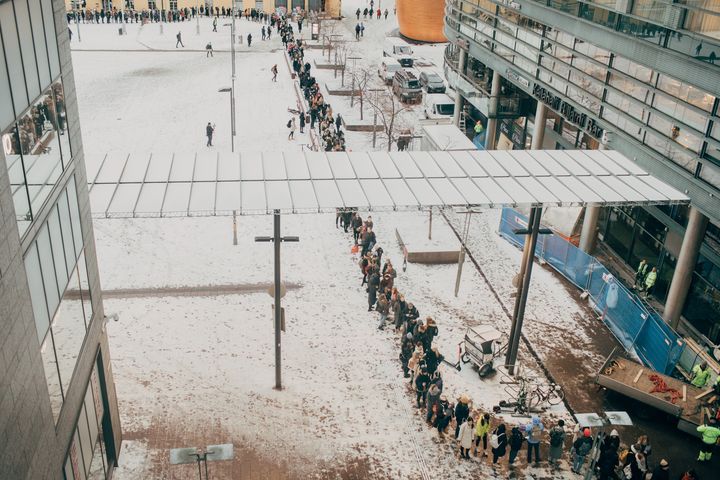 Yli 1000 ihmistä jonotti MUJIin Kampin edustalla perjantaiaamuna. Kuva: Justus Hirvi / Bonzu