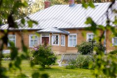 Kesä-elokuun Möhkönvirta-näyttely rakennetaan tänä vuonna Suomesta, Virosta ja Belgiasta tulevien yhdeksän taiteilijan teoksilla mm. Pytinki-päärakennuksen tiloihin. Kuva Eija Irene Hiltunen.