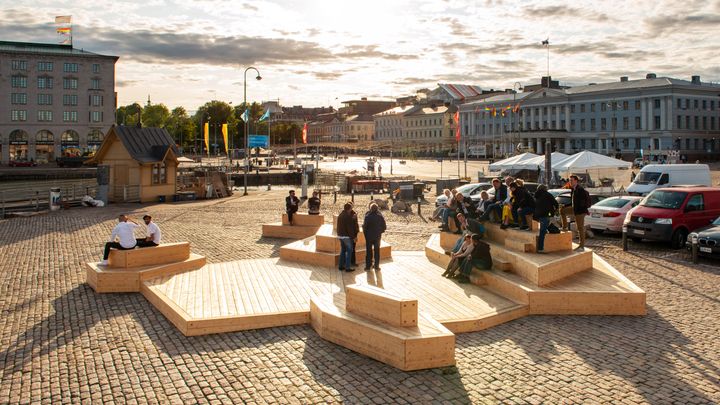 Kauppatorille laaditaan asemakaavaa, jonka tavoitteena on kehittää torin ilmettä, viihtyisyyttä ja toiminnallisuutta. Kauppatoria on kehitytty myös kokeiluilla. Kesällä 2019 torin ympäristöön tehtiin kaksi uutta oleskelualuetta. Kuva: Marc Goodwin, Archmospheres