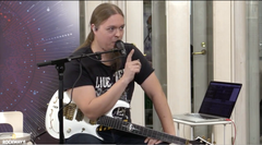 Rockway tuo yhteistyön myötä musiikinopiskelun saataville jokaiselle kirjastonkäyttäjälle. Kuvassa Stratovarius-yhtyeen kitaristi Matias Kupiainen vetämässä Rockwayn kitaraklinikkaa Tampereen pääkirjasto Metson musiikkiosastolla.