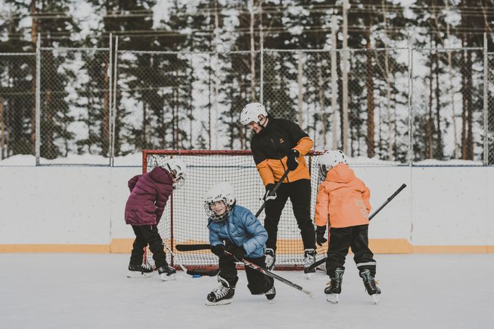 Vuosi 2022 oli monella tapaa murrosten vuosi. Lapsiasiavaltuutetun toimistoon välittyi kasvava huoli lasten ja nuorten turvallisuudesta. Lasten turvallisuus on heikentynyt niin kaduilla kuin kodeissa. Tämä suunta on yhä mahdollista korjata. (Kuva: lapsiasiavaltuutetun toimisto)