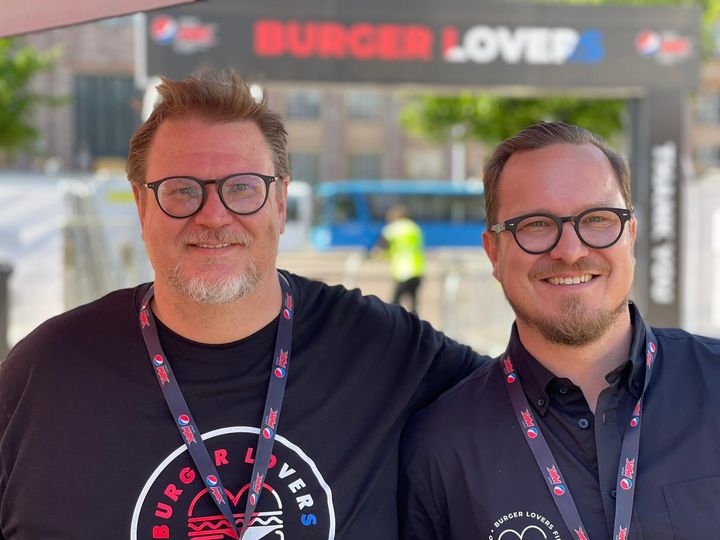 Burger Lovers Finland -yhteisön aktiivit Antti Suikkari ja Mikko Väisänen (oik.) ovat järjestämässä suosittua hampurilaisfestivaalia jo kolmatta kertaa. Suomen parhaat burgerit ja hittimusiikki valloittavat Helsingin Rautatientorin 15.-18.6.2021. Kuva: Samuel Sorainen, Wolfcom