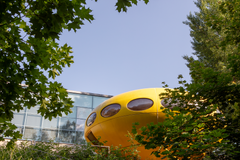 The Futuro house is located at the back yard of the Exhibition Centre WeeGee in Tapiola, Espoo. Photo: Emma Suominen.