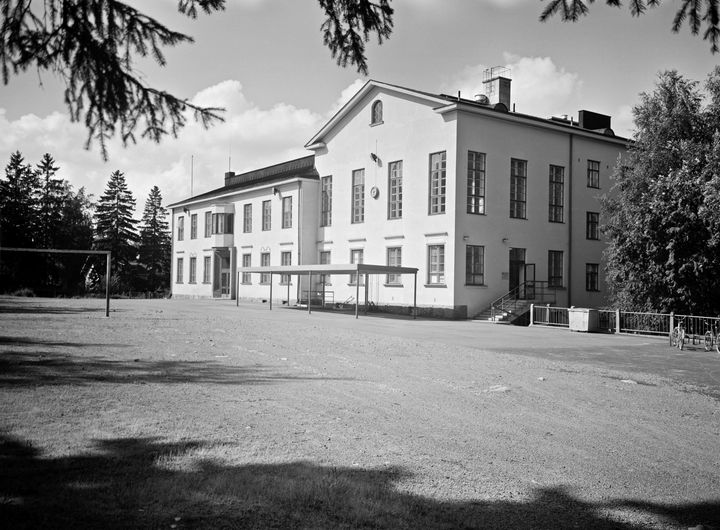 Kuva: Arkkitehti Jalmari Peltosen suunnittelema rakennus valmistui vuonna 1930.
Koulun toiminta päättyi rakennuksessa vuonna 2015. Konstantin Grünberg / Helsingin kaupunginmuseo.