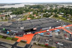 S-ryhmä on investoinut omaan uusiutuvaan energiaan pitkäjänteisesti. Sastamalan nollapäästöisen Prisman katolla on yhteensä yli 750 aurinkopaneelia, jotka
tuottavat sähköä myymälän omiin tarpeisiin. Kuva: Anssi Vuohelainen