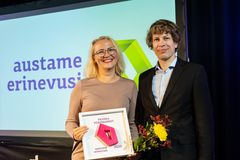 Viron Prismojen henkilöstön kehittämispäällikkö Piret Lankots otti vastaan laatumerkin "Kunnioitamme eroja" Viron sosiaaliministeri Tanel Kiikiltä