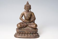 Tuntematon tiibetiläinen: Amitabha buddha, n. 1700-luku, pronssi, 20 cm, Villa Gyllenberg / Signe ja Ane Gyllenbergin säätiön kokolma. Kuva: Matias Uusikylä / Signe ja Ane Gyllenbergin säätiö.