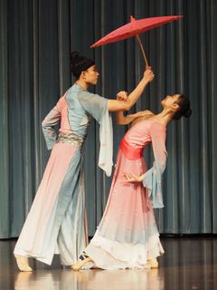 Pekings dansakademi: Under paraplyet.