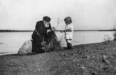 Taiteilijan isä Niclas Simberg ja poika Tom Niemenlautan rannalla, 1913. Kansallisgalleria / Arkistokokoelmat. Kuva: Hugo Simberg.