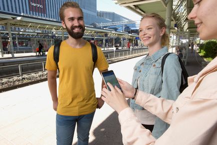 Uudesta HSL-sovelluksesta voit ostaa matkaliput ja tarkistaa reitit ja aikataulut itseäsi kiinnostavilta alueilta. Kuva: Lauri Eriksson/HSL