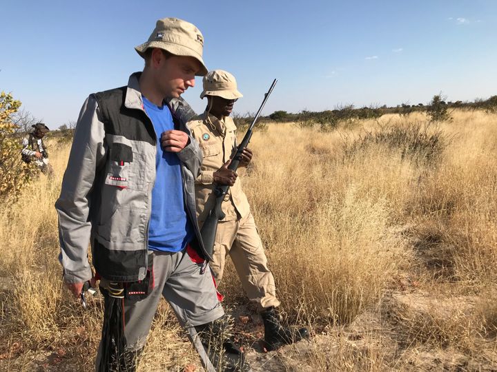 Meteoriitin etsintää Central Kalahari Game Reserve -suojelualueella. Etualalla Tomas Kohout ja riistanvartija Kegilwe Mogotsi. Meteoriitin putoamisalueella oli leijonalaumoja. 
Kuva: Sanni Turunen