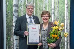 Vuoden 2013 Mökkiläinen Jouko Taskinen ja puoliso Merja Taskinen. KUva Markku Ojala.