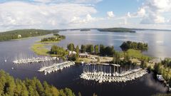 Jeep Compass Päijännepurjehduksen pohjoinen tukikohta on Jyväskylän Veneseuran kotisatama Säynätsalossa. Kuva: Pepe Korteniemi.