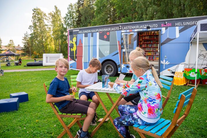 Muun muassa Helsingin toinen lastenkirjastoauto Skidi vierailee leikkipuistoissa kesäkuussa. Kuva: Maarit Hohteri