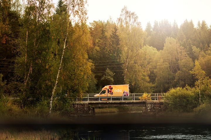 Odan omat kuljettajat tuovat ostokset asiakkaille Oda-autoissa, jotka pitävät kylmäketjun katkeamattomana./Odas egna förare hämtar inköpen till kunderna i Oda-bilar som ser till att kallkedjan hålls obruten.