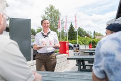 Hesburgerin työvaatteet tehdään kierrätysmateriaaleista. Käytetyistä työvaatteitsat tehdään terassipöytiä. Valokuvaaja Vesa-Matti Väärä.