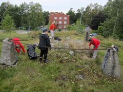 Arkeologian harrastajat ANGO ry:n jäseniä Kulosaaren hautaröykkiön hoitotalkoissa elokuussa 2016. Kuva Heini Hämäläinen
