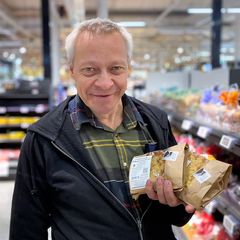 Heikki Penttilä toimittaa pikkurieskoja ravintoloihin ja kauppoihin Pirkanmaan ohella Uudellemaalle. Kuva: Penttilän Tilan arkisto.
