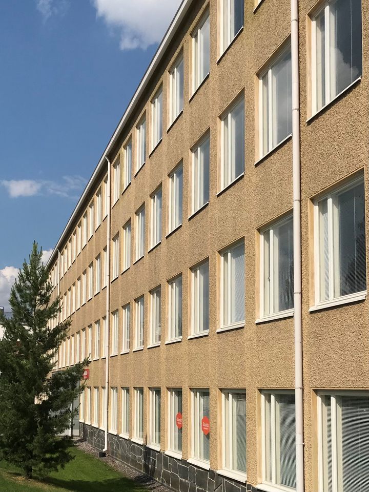 Kuvassa 50-luvun koulurakennuksen rapattu julkisivu. Esimerkki modernin arkkitehtuurin rakennusperinnöstä, jonka ylläpitävä korjaaminen pidentää rakennuksen ikää. Kuva Annu Tulonen, Hämeen ELY-keskus