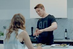 Ensimmäisessä Veljeni vartija -elokuvasta julkaistussa kohtauksessa Antti Holman esittämä Jare Tiihonen kokkaa tyttöystävälleen Nooralle (Saga Sarkola).