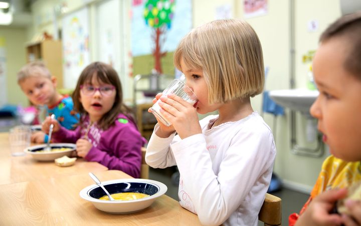 Lapset syövät enemmän kasviksia ja saavat enemmän kuitua päiväkodeissa, joissa on paljon ruokailuun liittyviä kirjallisia sääntöjä. Kuvaaja: Mirja Koivisto /Tarinakuva.