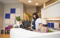 Asiakasneuvoja Sanna Tuovila on mielissään uusista viihtyisistä tiloista.