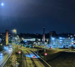 Ajoneuvoliikennettä Tampereen Rantaväylällä nopeasti hämärtyvässä syyskuun illassa.