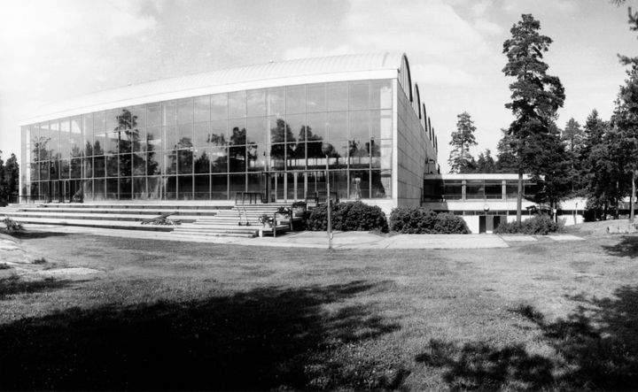 Pirkkolan liikuntapuiston uimahalli kuvattuna vuonna 1976. Kuva: P. Lagus/Helsingin kaupunginmuseo