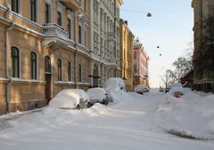 Snötäckta bilar i Helsingfors. Bild: Roy Koto.