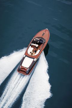 Den italiensk lyxbåtstillverkaren Ferretti kommer med klassiskt stilfullt Riva Aquariva Super och Pershing 5X.