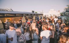 Avajaisväki viihtyi Miami Beach -henkisellä aurinkoterassilla. Kuva: Ilmari Heinäjärvi / Third Point Photography