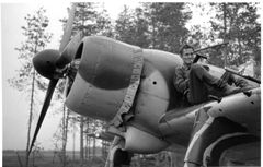 Vänrikki Ture Mattila Fokkerin siivellä, FR-125, Hyvinkää, 8.7.1941. Kuva: Suomen Ilmavoimamuseo