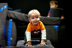 De Spiegel-teatern Caban bjuder in familjens minstingar till en äventyrsutflykt. Foto: Marion Kahane.