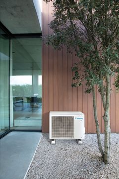 Daikin Emura -ilmalämpöpumpun etusäleikön vaakalinjat tekevät puhaltimesta huomaamattoman. Norsunluunvalkoinen kotelo heijastaa auringonvaloa, jolloin ulkoyksikkö ei ylikuumene kesällä.