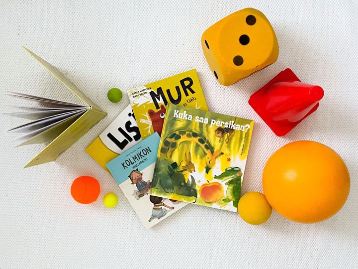 Toimi ja opi -harjoitusohjelmassa käytetään lasten satukirjoja sekä erilaisia liikunnallisia välineitä kuten palloja. Kuva: Pinja Jylänki.