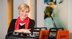Suomi 100 vuotta -erikoisansiomerkki ojennetaan hallituksen puheenjohtaja Teresa Kemppi-Vasamalle Hämeenlinnassa 16.2.2017 järjestettävässä Hämeen kauppakamarin Vaikuttamisiltapäivässä. (Kuva Tarmo Valmela/Photodance Valmela)
