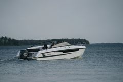 Yamarin 88 Day Cruiserin suunnittelussa on panostettu veneessä ja vesillä viihtymiseen. Kokoluokkansa suurin avotila tarjoaa reilunkokoisen oleskelutilan isommallekin porukalle.