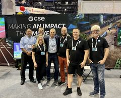 Henkilöt vasemmalta oikealle Eric Taylor (Kehitysjohtaja, Sky Zone), Mike Revak (Franchise liiketoiminnan johtaja, Sky Zone), Kaisa Ottavainen-Nurkkala (Talous- ja kehitysjohtaja, CSE), Shawn Hassel (Toimitusjohtaja, Sky Zone), Juha Kauppinen (Myyntijohtaja, CSE), Veli-Matti Nurkkala (Toimitusjohtaja, CSE), ja David Hope (Myyntipäällikkö, CSE) sopimuksen allekirjoittamisen jälkeen IAAPA Expo -messuilla Orlandossa. Kuva CSE Entertainment Joe Griffin