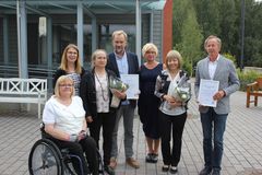 Kuvassa vas. Espoon vammaisneuvoston puheenjohtaja Pirkko Kuusela ja vammaisasiamies Sirkku Kiviniitty, erityisasiantuntija Helena Sarjakoski kulttuurin tulosyksiköstä ja aikuisten sosiaalipalvelujen päällikkö Tapio Nieminen, Espoon Yrittäjien hallituksen puheenjohtaja Päivi Repo sekä Westendinpuiston koulun rehtori Marja Perkkiö ja apulaisrehtori Martti Turpeinen.