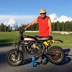 Pasi Puhakka on myös ansioitunut motoristi.