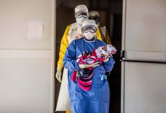 Nubia selvisi ebolasta ja pääsi jälleen perheensä luokse Conakryssa, Guineassa vuonna 2015. Epidemiat ovat yhä Lääkärit Ilman Rajoja -järjestön työn keskiössä. Kuva: Tommy Trenchard