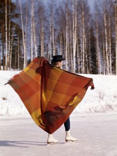 Hyvillan mainoskuva Aune Gummeruksen suunnittelemasta matkahuovasta "Saunan sielu" 1970-luvulta.