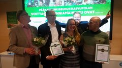 Kuvassa vasemmalta: Ilmo Kolehmainen ja Markku Suutari (tj) Carbons Finlandilta, Inkeri Borgman (tj) ja Ilkka Happonen Gigleltä.