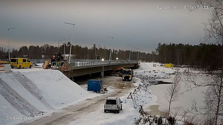Rakennustyöt vielä käynnissä Jeesiöjoen sillalla.